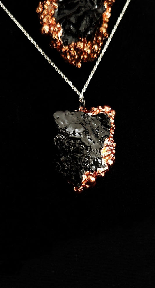 Markantna verižica z obeskom iz premoga ter bakrenimi balončki s srebrno verižico ( srebro 925)  ujeta za večno v baker. Posebna in neobičajna verižica za vse, ki imajo poseben stil. Verižica je dolžine 45 cm. Ob nakupu pridobite certifikat o avtentičnosti izdelka ter kakovosti srebra. Na voljo le omejena serija 10 kosov.