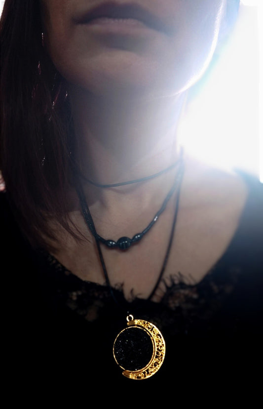 Nakit KUOLMi, nakit iz premoga, premog, luna, spinner, verižica, vrvica, vrtljiv obesek sisters of the moon