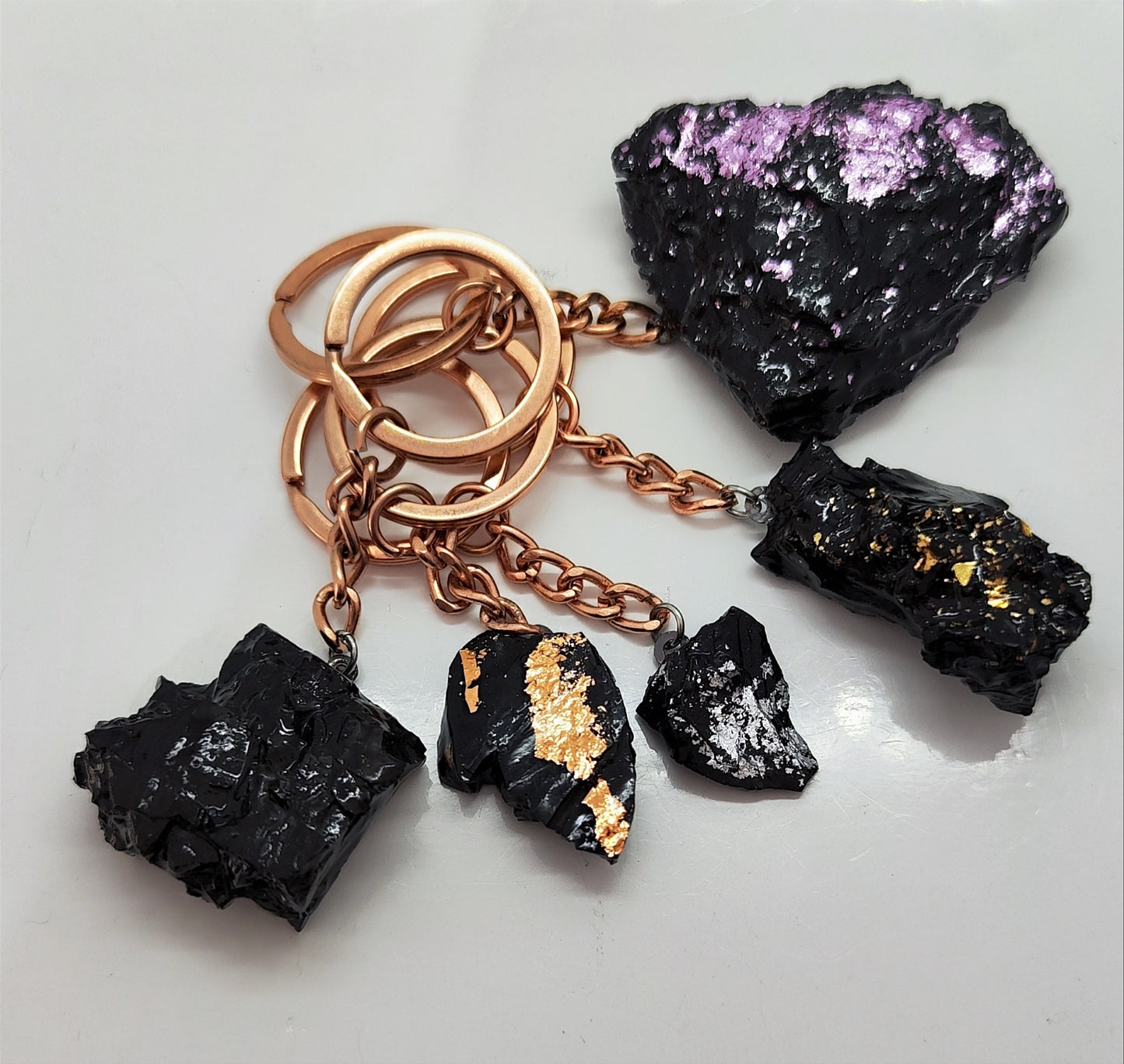 The KUOLMi keyring is the perfect accessory and gift. Each product is unique. The product photo shown here can only be understood as an example. The appearance of your stone will always differ from the figure shown here. But we always choose a beautiful stone for you. Packed in gift packaging. A description of the coal from which the keyring is made is added as a gift. Perfect gift for every man.