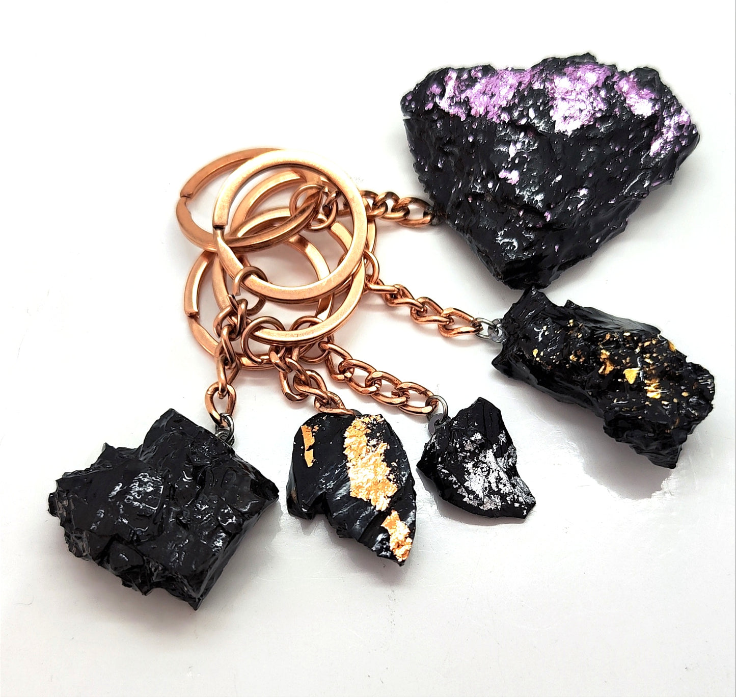 The KUOLMi keyring is the perfect accessory and gift. Each product is unique. The product photo shown here can only be understood as an example. The appearance of your stone will always differ from the figure shown here. But we always choose a beautiful stone for you. Packed in gift packaging. A description of the coal from which the keyring is made is added as a gift. Perfect gift for every man.