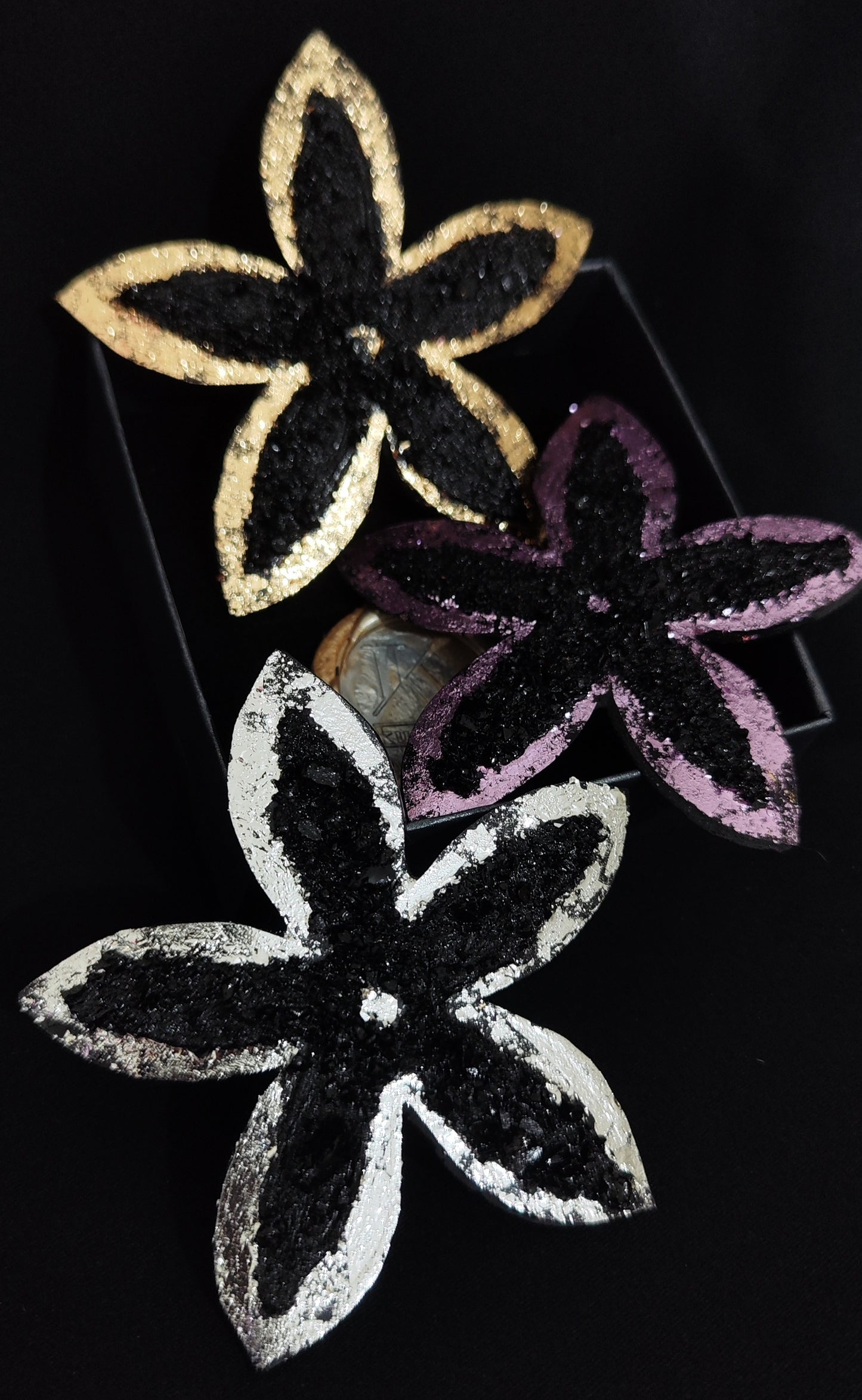 Enjoy the richness of this statement piece of jewelry. Beautiful and quality materials are joined in a timeless star shape. Textures and layers create a 3D effect. Wear a pair or only one earring, try it on causal styling or evening dress, these earrings are going to upgrade your styling 100%! Very light to wear. Free pair of protective stainless steel ear nuts come in a set. Broška Rose v zlati, rosegold srebrni in lila barvi izdelana iz premoga in popoln modni dodatek