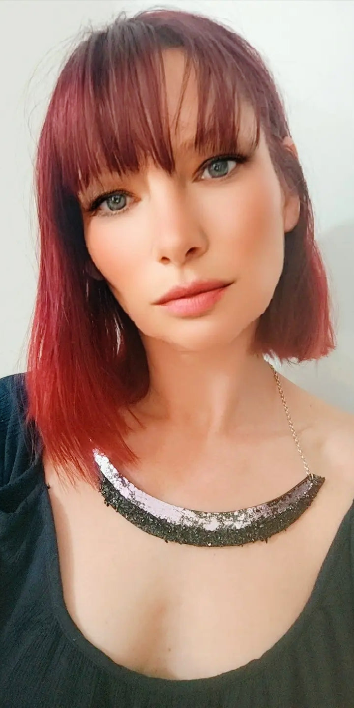 ogrlica z imenom, ogrlica zlata, statement, velika ogrtlica biserna ogrlica, prewmog, črna ogrlica, veriga, ketna, verižica, darilo, nakit, premog Nakit KUOLMi, modna revija, premog, nakit iz premoga, ogrlica ona, uhani creation