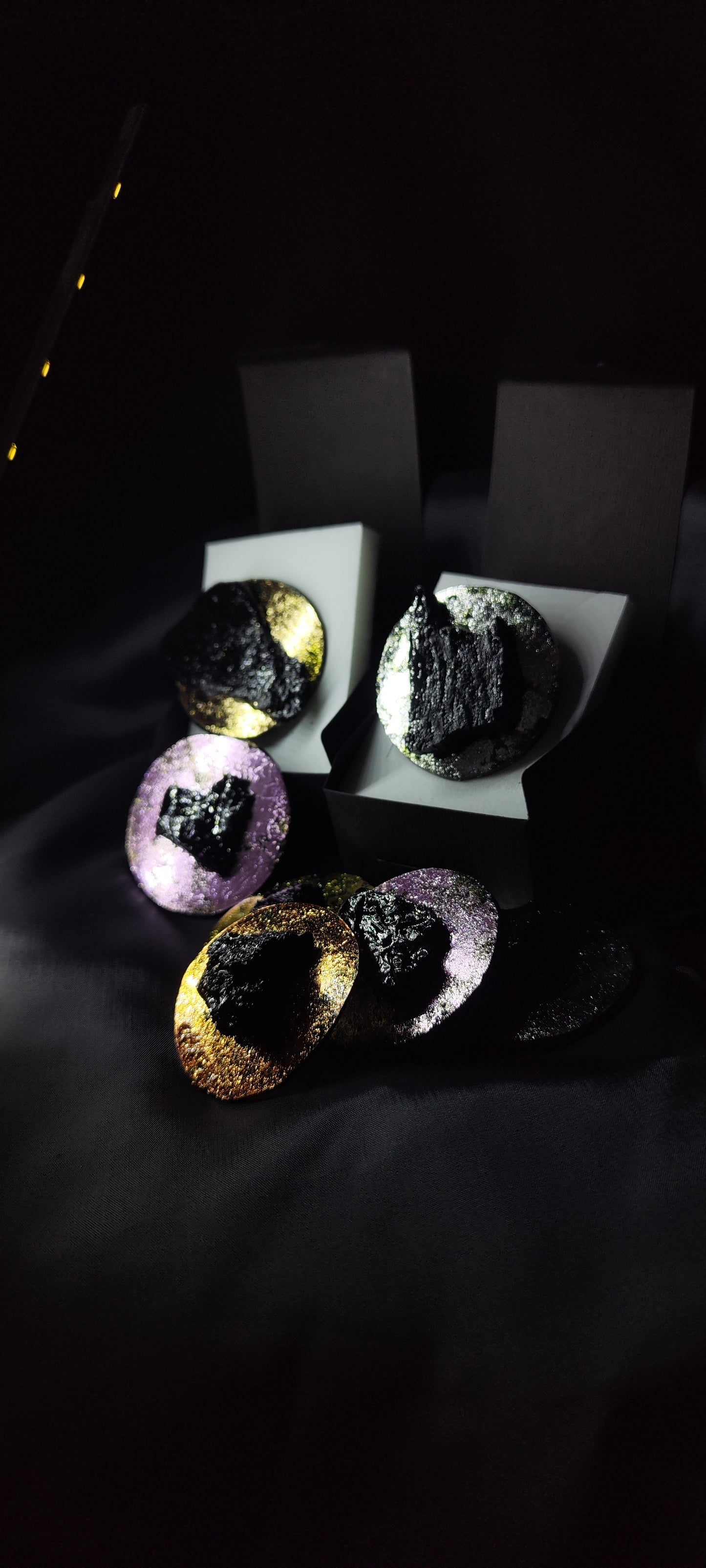 Broška Krog handmade gift premog darilo