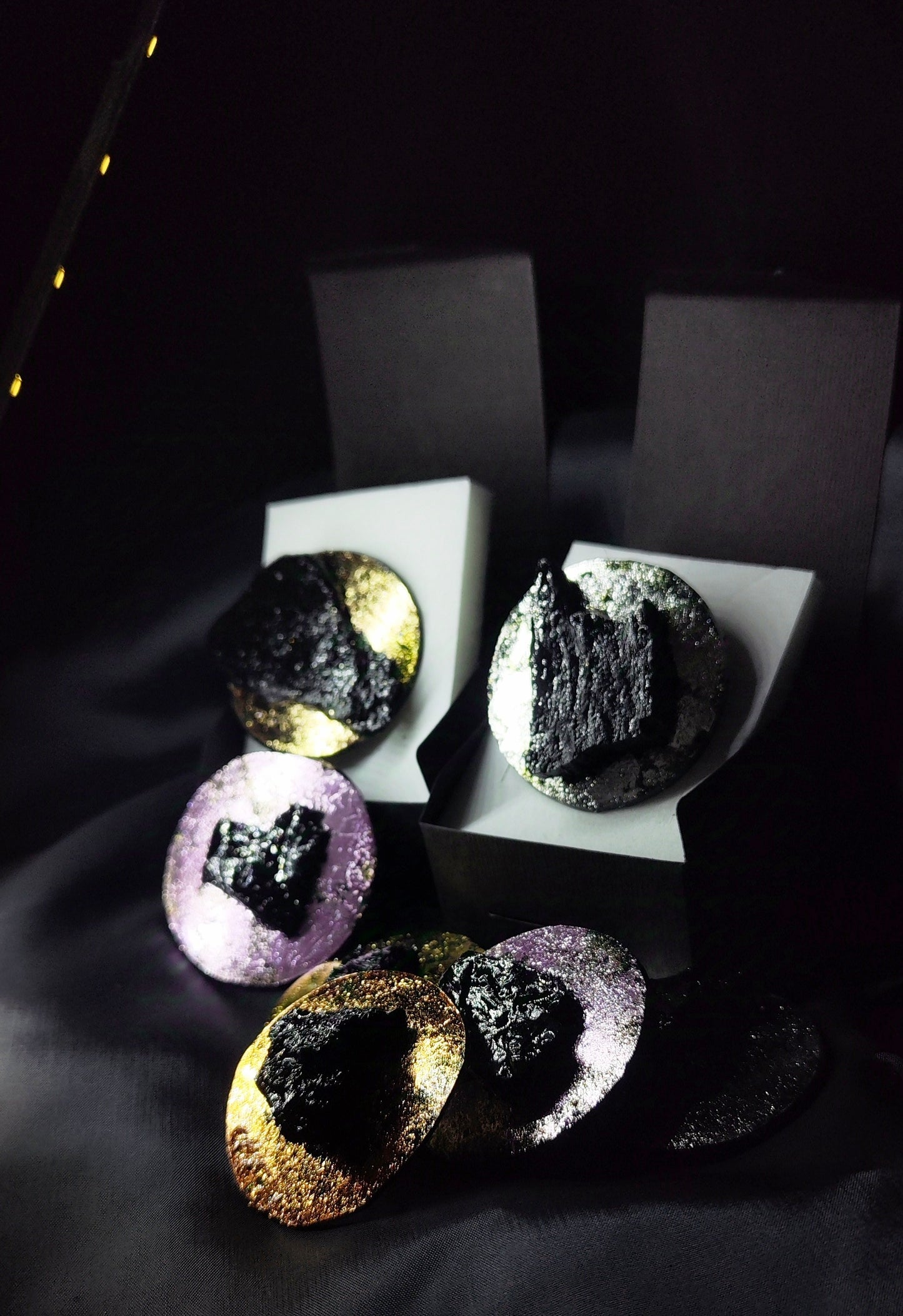 Broška Krog handmade gift premog darilo