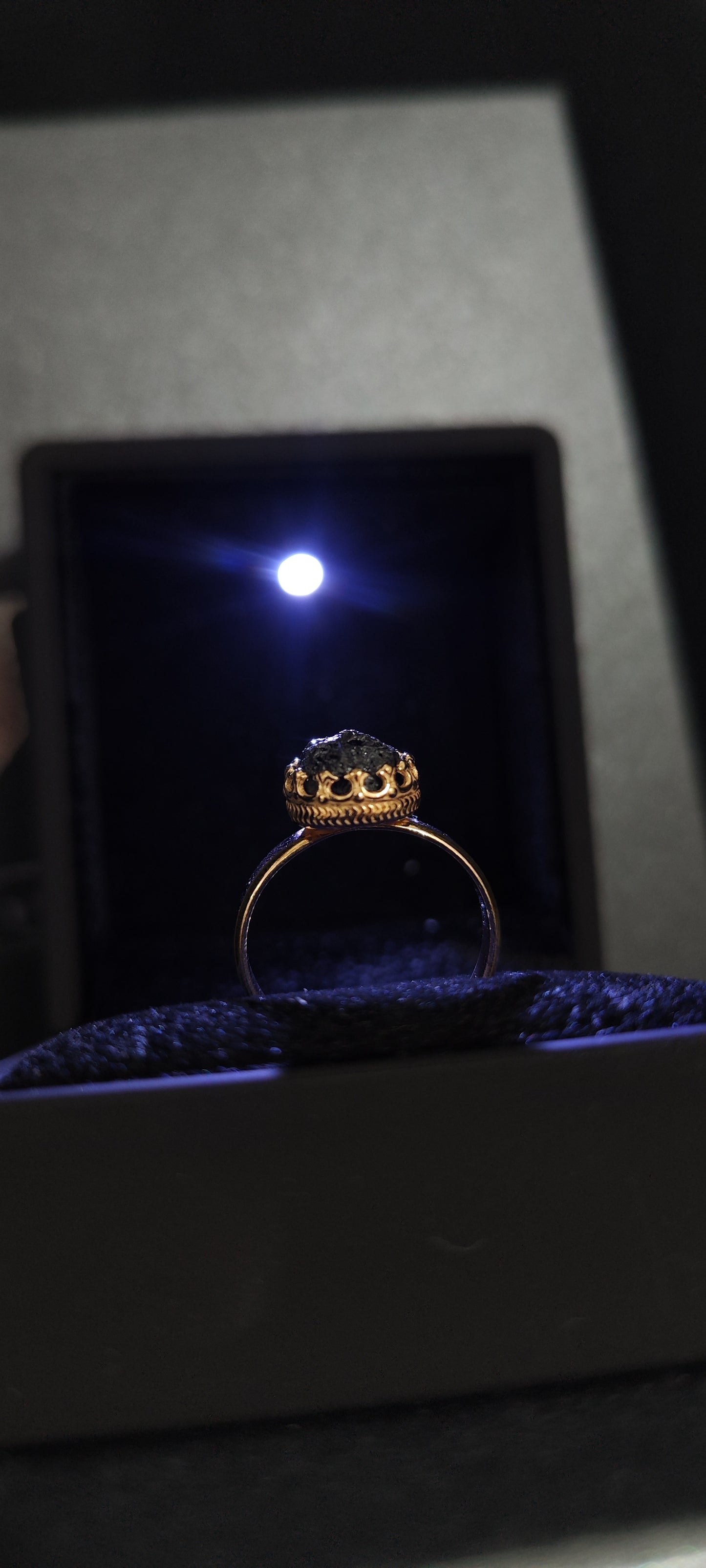 Prstan CROWN je unikaten ročno izdelan za vse, ki obožujejo nakit s karakterjem.
Prstan je izdelan iz 10 millionov let starega premoga. Zaradi svoje organske oblike je vsak kos neponovljiv ter drugačen