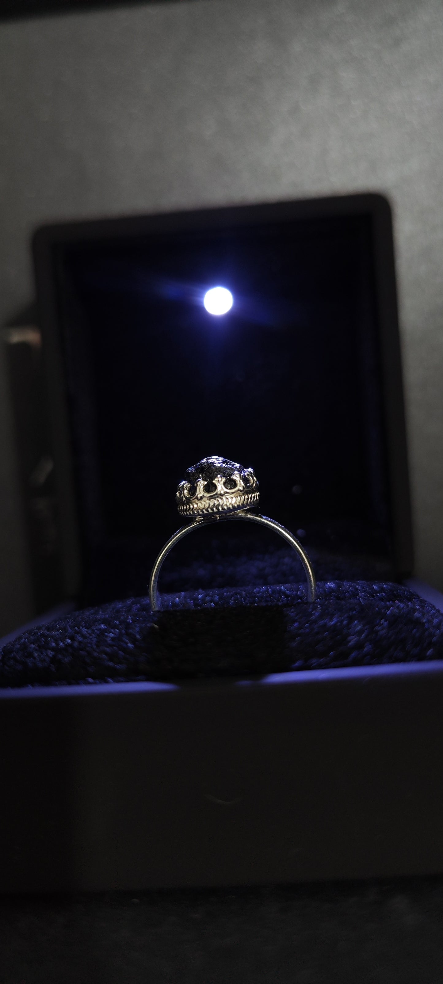 Prstan CROWN je unikaten ročno izdelan za vse, ki obožujejo nakit s karakterjem.
Prstan je izdelan iz 10 millionov let starega premoga. Zaradi svoje organske oblike je vsak kos neponovljiv ter drugačen