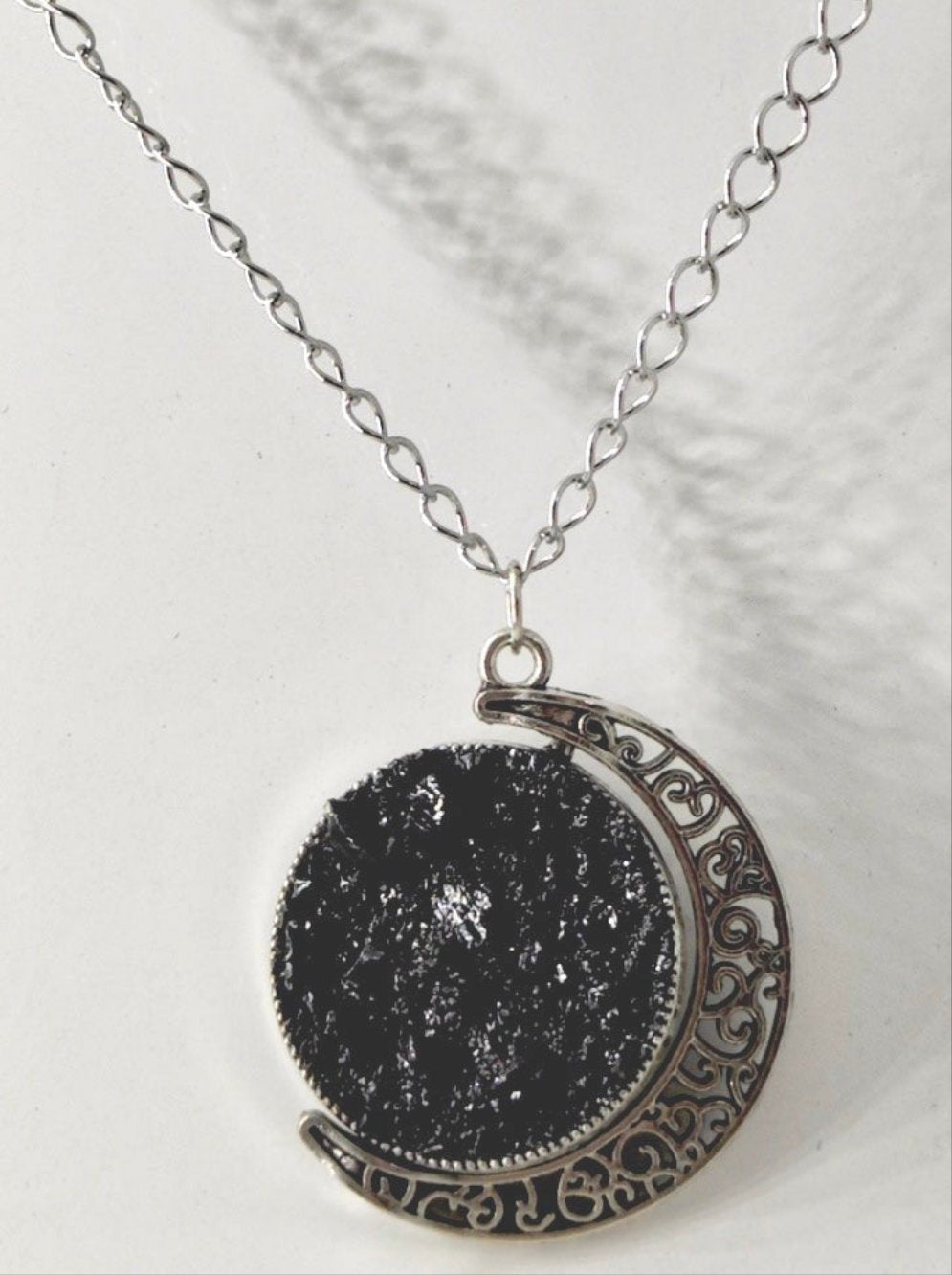 Verižica z vrtečim obeskom v obliki lune je relaksacijska verižica. Je dodatek, s katerim lahko sprostite svojo napetost in poleg tega izgledate odlično. Verižica KUOLMi je izdelana iz 10 millionov let starega premoga. Zaradi svoje organske oblike je vsak kos neponovljiv ter drugačen. Izredno lahka ter trpežna za nošnjo. Popoln dodatek za vse, ki obožujete verižice z mističnim pomenom.