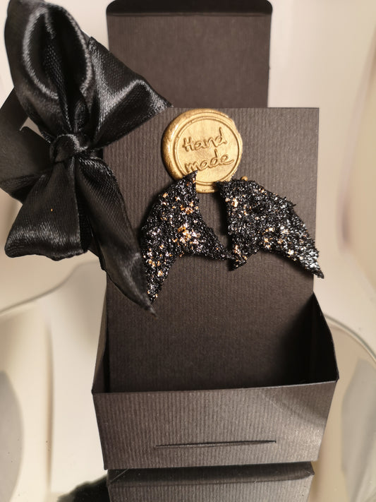 Posebni in nenavadni uhani, ki se lahko nosijo na več različnih načinov. Spredaj, zadaj, ali posamično, vsak uhan drugače.   Mladostni in posebni.  Pakirani v darilni embalaži z dodanim opisom zgodbe o premogu iz katerega je izdelan par.