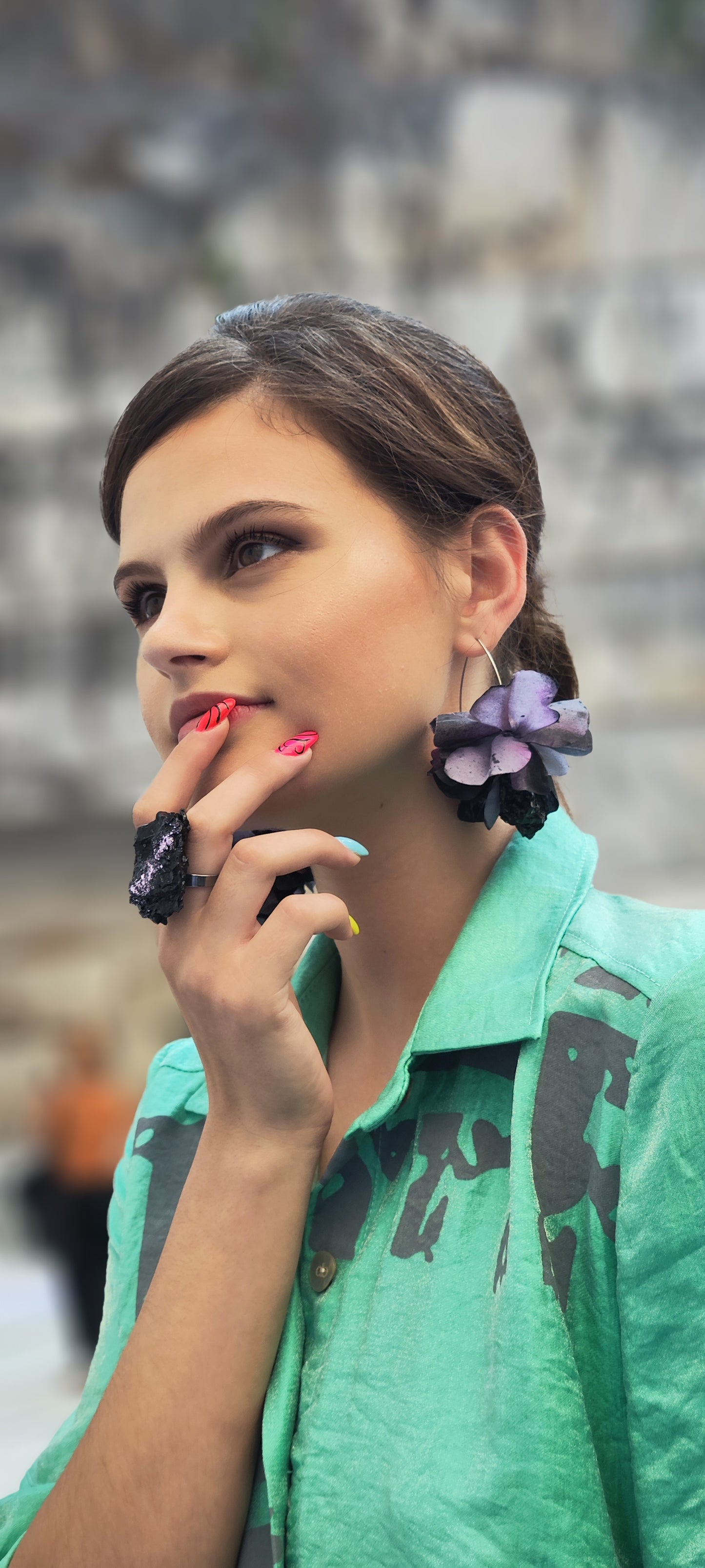 Nakit KUOLMi, modna revija, premog, nakit iz premoga, prstan, viseči uhani magnolija