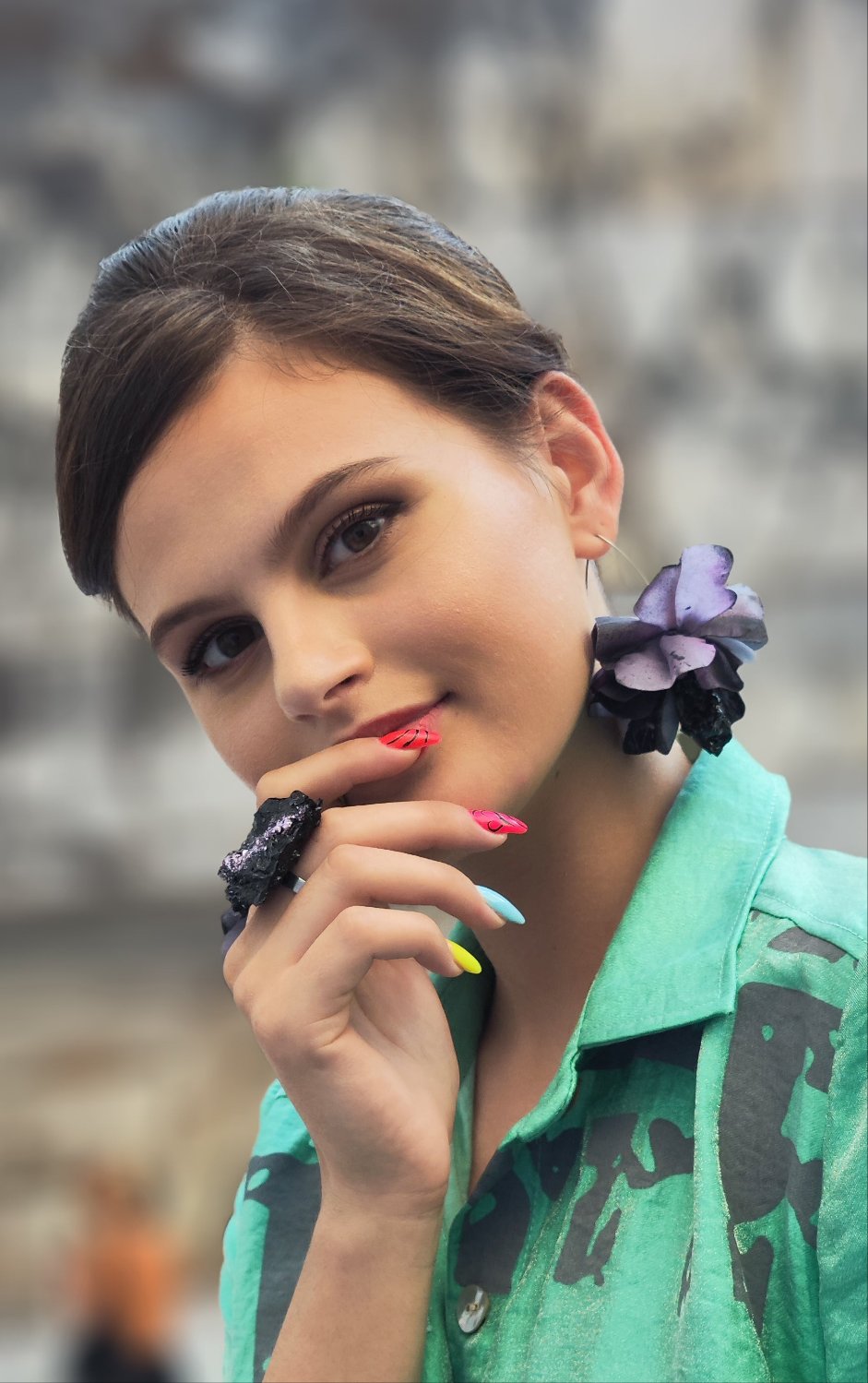 Nakit KUOLMi, modna revija, premog, nakit iz premoga, prstan, viseči uhani magnolija