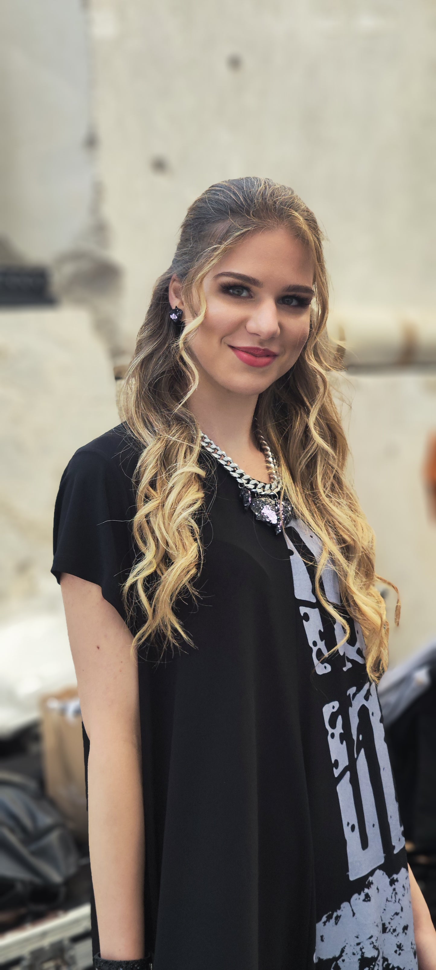 Nakit KUOLMi, modna revija, premog, nakit iz premoga, uhani, ogrlica ona