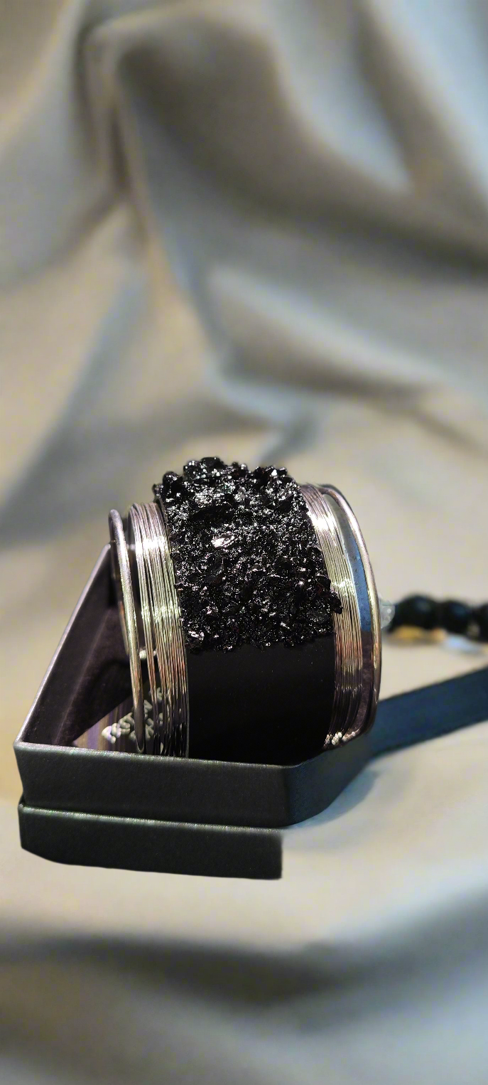 zapestnica xl, bracelet, xmas gift, coal premog, kuolmi, široka zapestnica, črna zapestnica, zasavje, slovensko, darilo, božična zabava