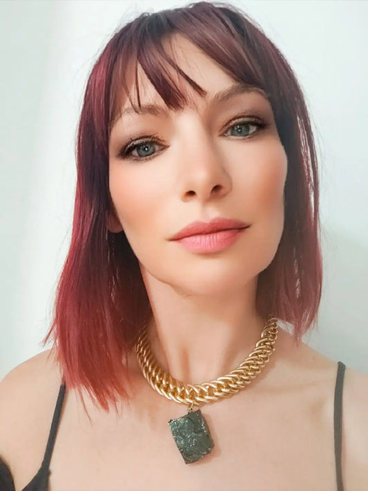 ogrlica z imenom, ogrlica zlata, statement, velika ogrtlica biserna ogrlica, prewmog, črna ogrlica, veriga, ketna, verižica, darilo, nakit, premog Nakit KUOLMi, modna revija, premog, nakit iz premoga, ogrlica ona, uhani creation