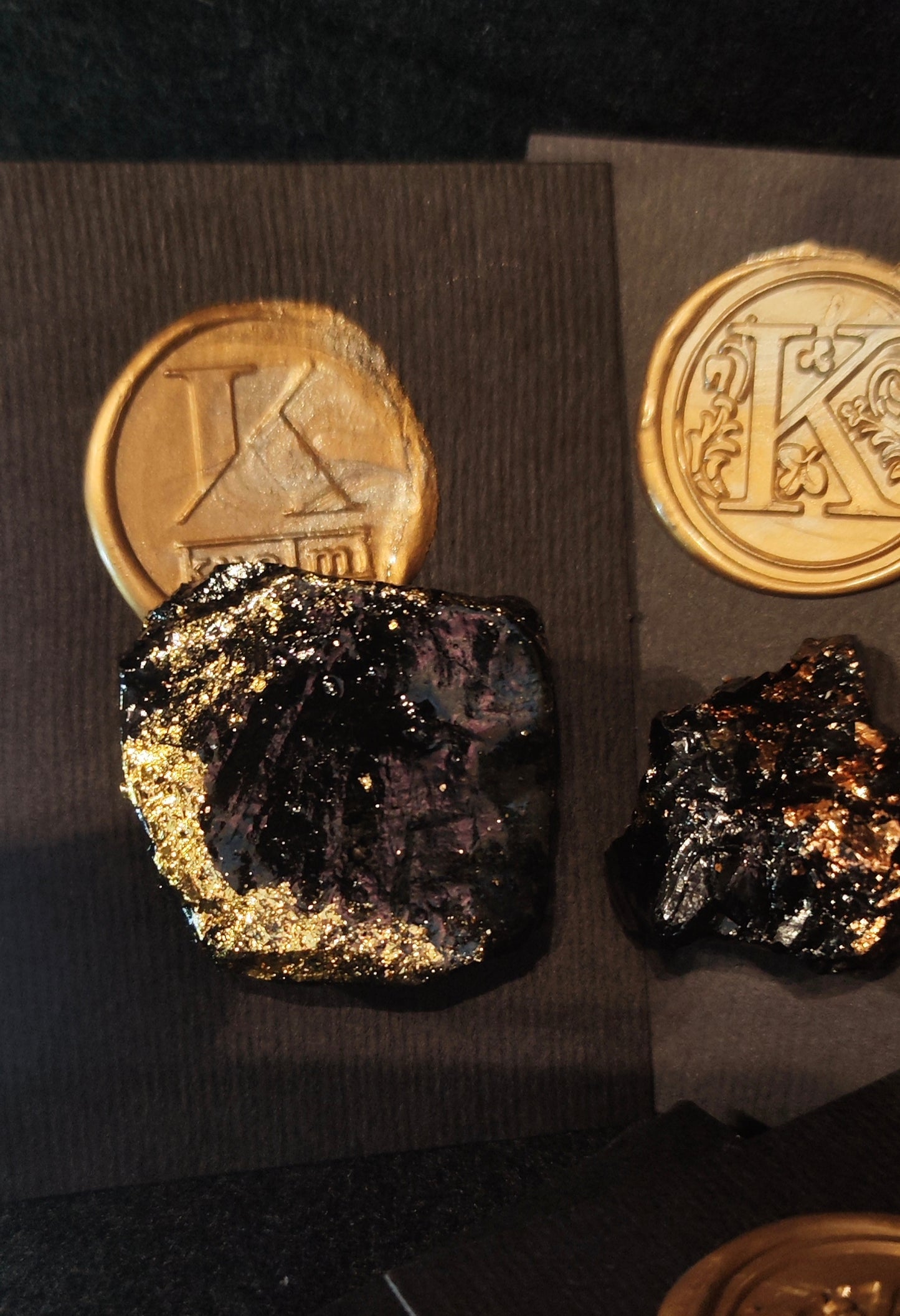 Magnet organske oblike je odlično darilo ter spominek. Izbirate med črnim, rose gold, srebrnim in zlatim dodatkom. Magnet je mogoče uporabiti kot magnet ali kot drobno broško, kajti pritrdi se z dodatno ploščico, ki ga drzi na mestu. Aranžiran na darilnem kartončku na katerega z lahkoto dopišete vase posvetilo ob obdaritvi.
Drobno darilo ali spominek na Slovenijo, kajti resnično podarite košček naše dežele.
Vsak kos je neponovljiv v svoji obliki.
Kot darilo je magnetu dodana zgodba o premogu, ki obr
