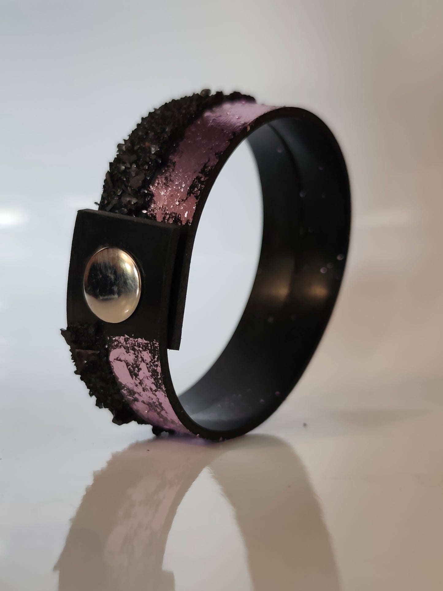 Fantastična ročno izrezljana unikatna zapestnica z gumbom za zapenjanje je popoln dodatek, za vse ki obožujejo nakit s karakterjem.