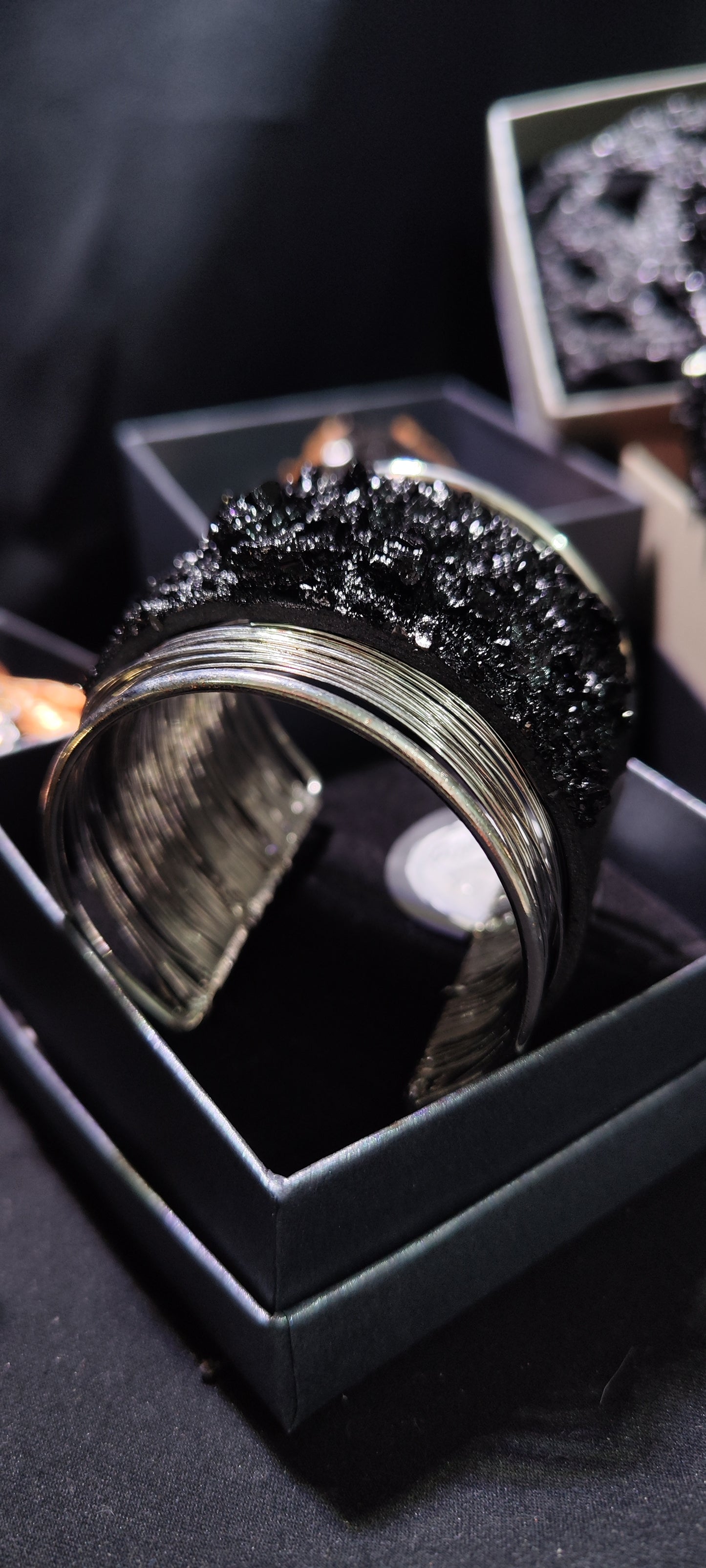 zapestnica xl, bracelet, xmas gift, coal premog, kuolmi, široka zapestnica, črna zapestnica, zasavje, slovensko, darilo, božična zabava