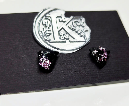 Majhni uhani iz srebra in premoga. Poseben sijaj jim daje detajl iz rožnatega zlata na uhanih. Izbirate lahko med majhno, srednjo, veliko ali izjemno veliko velikostjo.
Ročno izdelan predmet
Materiali: šterling srebro, srebro, uhan iz premoga
Srebro 925 je trpežno in lahko, zaradi česar je popoln material za naš dolgotrajen nakit. Ves naš nakit je prekrit z dodatno plastjo rodija ali zlata, da preprečimo rjavenje in praske. Naš nakit iz sterlinga 925 je hipoalergen in zato ne povzroča alergijskih reakcij.