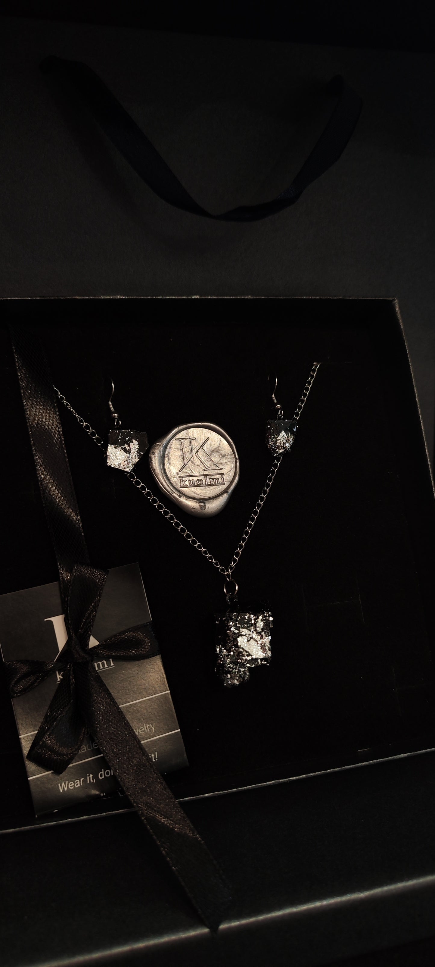 Complete KUOLMi with dangling earrings