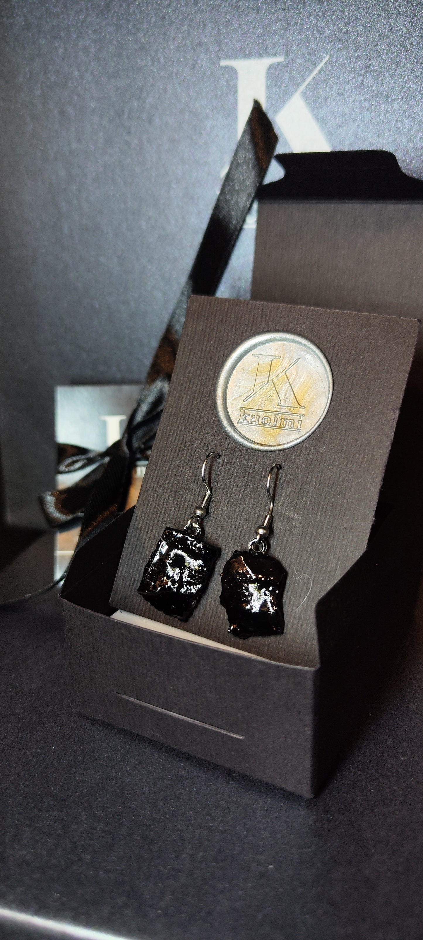 KUOLMi Black Hanging Earrings