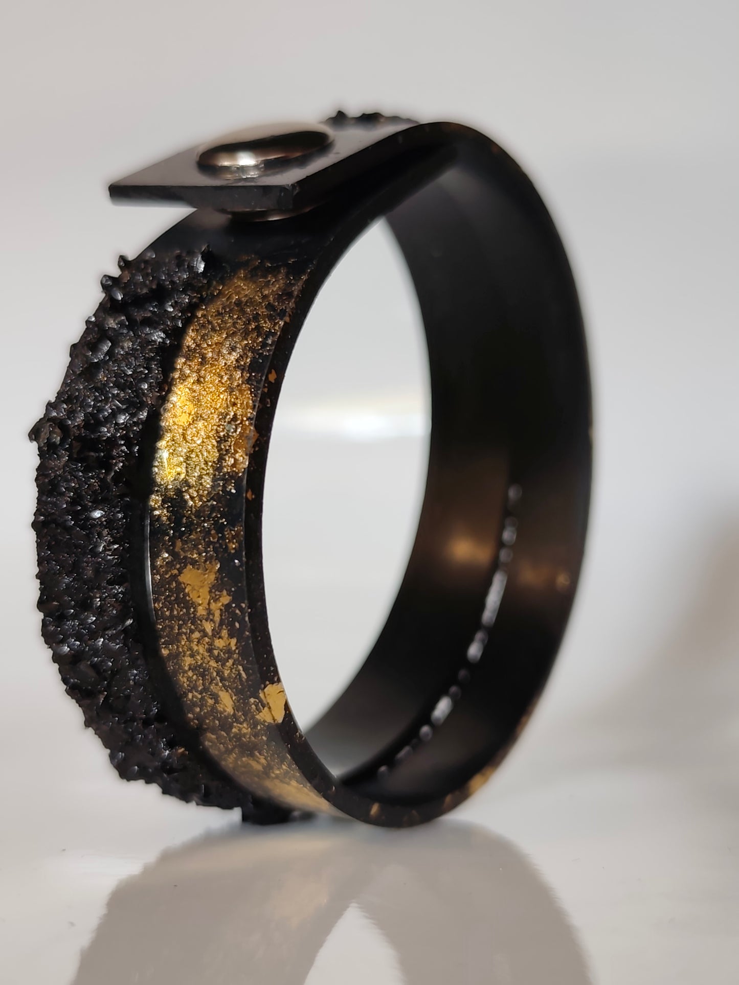 Fantastična ročno izrezljana unikatna zapestnica z gumbom za zapenjanje je popoln dodatek, za vse ki obožujejo nakit s karakterjem.