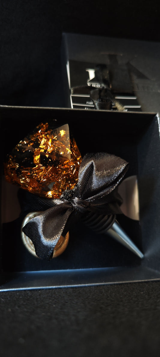 ✨Nastali novi zamaški za steklenice. ✨🪄Namenjeni vsem klasičnim steklenicam, buteljkam in steklenicam za vodo. Ima hermetično zapiranje iz gume, tako da je resnično uporabno darilo. 🖤 Pakirano v darilno škatlico, z možnostjo da dodamo se darilno vrečko, v kolikor bi ga želeli podariti. 👌 Svilena Mašnica in pečat ga naredita se bolj posebnega, opis zgodbe o premogu, pa doda pikico na i. ✨🍾🫧🫧✨
Darilo, za vse ljubitelje vin, vselitvena darila, ljudi ki spoštujejo slovensko, zasavsko kulturno dediščino.