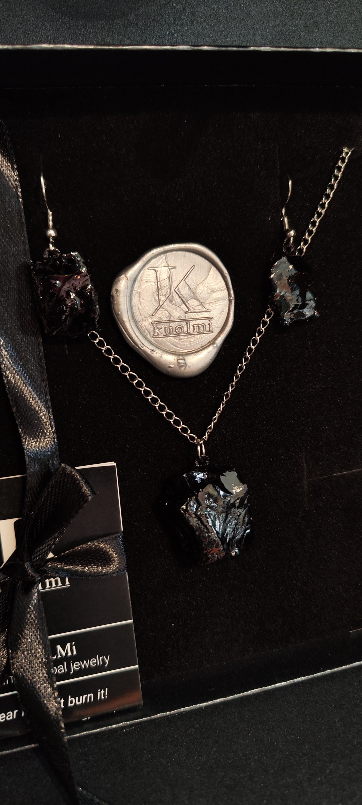 Complete KUOLMi with dangling earrings