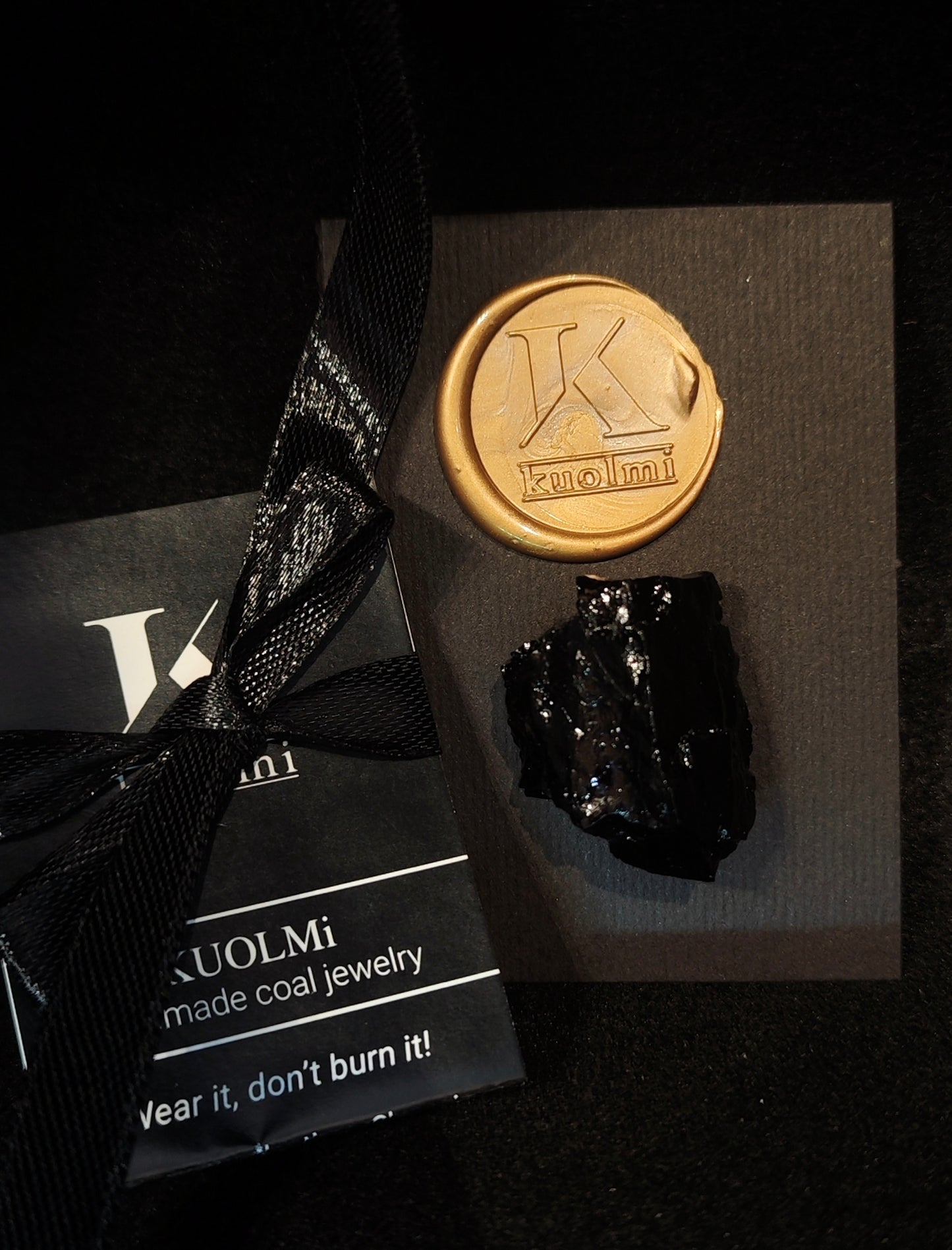 Magnet organske oblike je odlično darilo ter spominek. Izbirate med črnim, rose gold, srebrnim in zlatim dodatkom. Magnet je mogoče uporabiti kot magnet ali kot drobno broško, kajti pritrdi se z dodatno ploščico, ki ga drzi na mestu. Aranžiran na darilnem kartončku na katerega z lahkoto dopišete vase posvetilo ob obdaritvi.
Drobno darilo ali spominek na Slovenijo, kajti resnično podarite košček naše dežele.
Vsak kos je neponovljiv v svoji obliki.
Kot darilo je magnetu dodana zgodba o premogu, ki obr