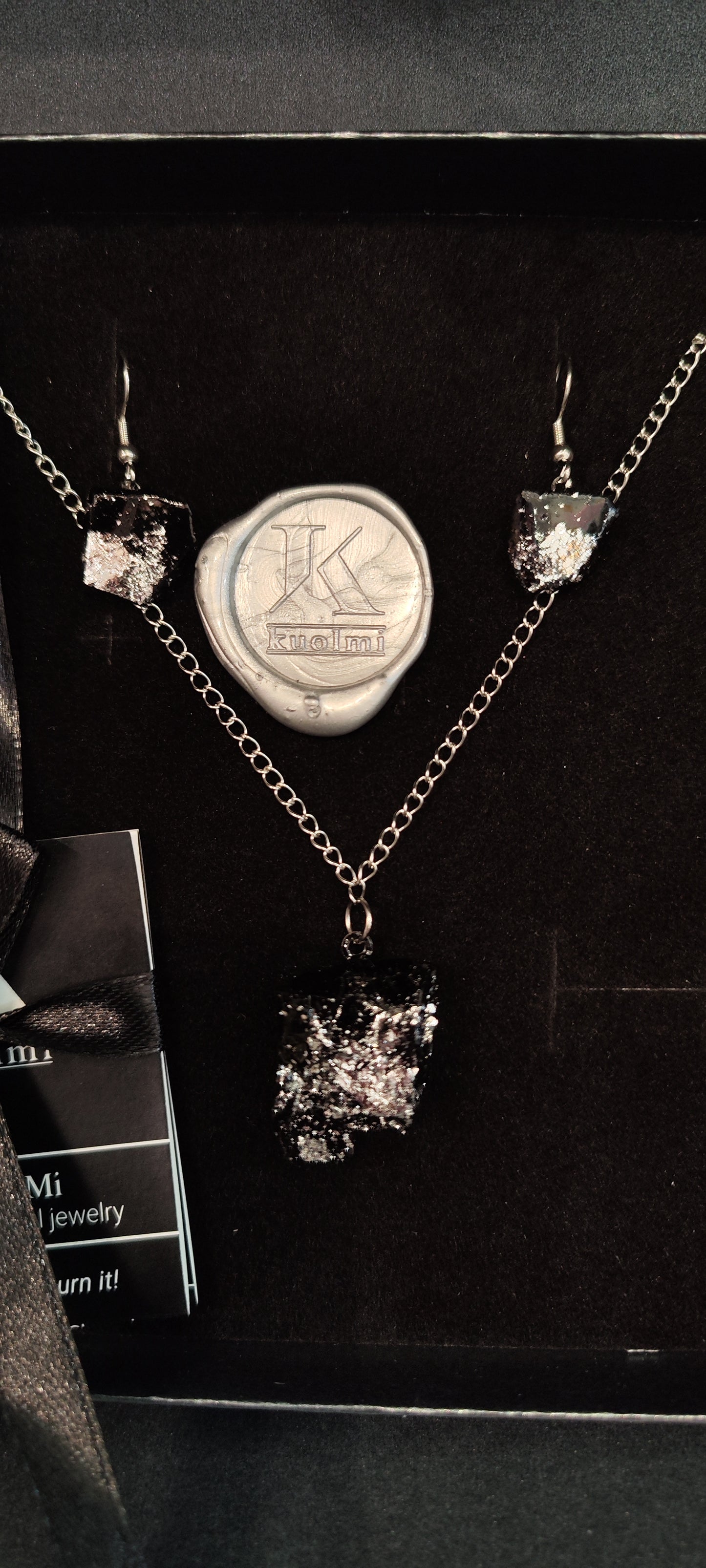 Complete KUOLMi with dangling earrings