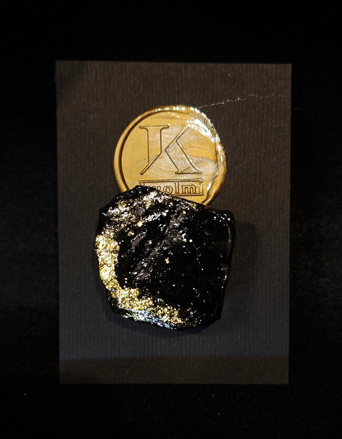 Magnet organske oblike je odlično darilo ter spominek. Izbirate med črnim, rose gold, srebrnim in zlatim dodatkom. Magnet je mogoče uporabiti kot magnet ali kot drobno broško, kajti pritrdi se z dodatno ploščico, ki ga drzi na mestu. Aranžiran na darilnem kartončku na katerega z lahkoto dopišete vase posvetilo ob obdaritvi.
Drobno darilo ali spominek na Slovenijo, kajti resnično podarite košček naše dežele.
Vsak kos je neponovljiv v svoji obliki.
Kot darilo je magnetu dodana zgodba o premogu, ki obr
