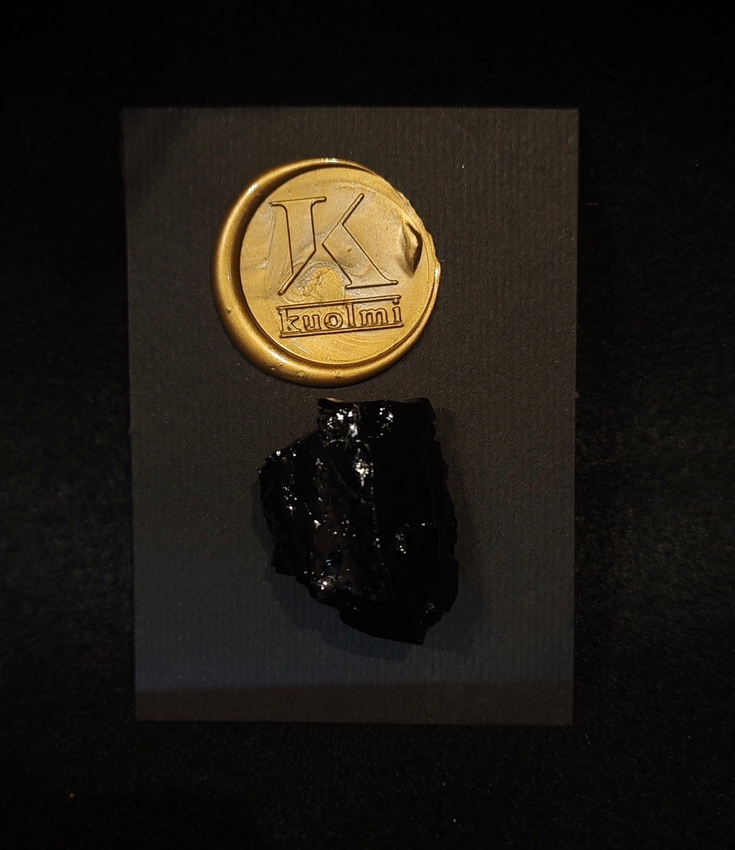 Magnet organske oblike je odlično darilo ter spominek. Izbirate med črnim, rose gold, srebrnim in zlatim dodatkom. Magnet je mogoče uporabiti kot magnet ali kot drobno broško, kajti pritrdi se z dodatno ploščico, ki ga drzi na mestu. Aranžiran na darilnem kartončku na katerega z lahkoto dopišete vase posvetilo ob obdaritvi.
Drobno darilo ali spominek na Slovenijo, kajti resnično podarite košček naše dežele.
Vsak kos je neponovljiv v svoji obliki.
Kot darilo je magnetu dodana zgodba o premogu, ki obr