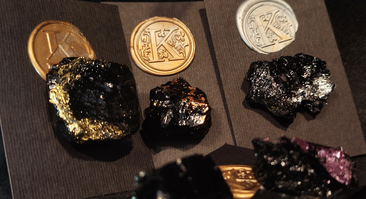 Magnet organske oblike je odlično darilo ter spominek. Izbirate med črnim, rose gold, srebrnim in zlatim dodatkom. Magnet je mogoče uporabiti kot magnet ali kot drobno broško, kajti pritrdi se z dodatno ploščico, ki ga drzi na mestu. Aranžiran na darilnem kartončku na katerega z lahkoto dopišete vase posvetilo ob obdaritvi.
Drobno darilo ali spominek na Slovenijo, kajti resnično podarite košček naše dežele.
Vsak kos je neponovljiv v svoji obliki.
Kot darilo je magnetu dodana zgodba o premogu, ki obr