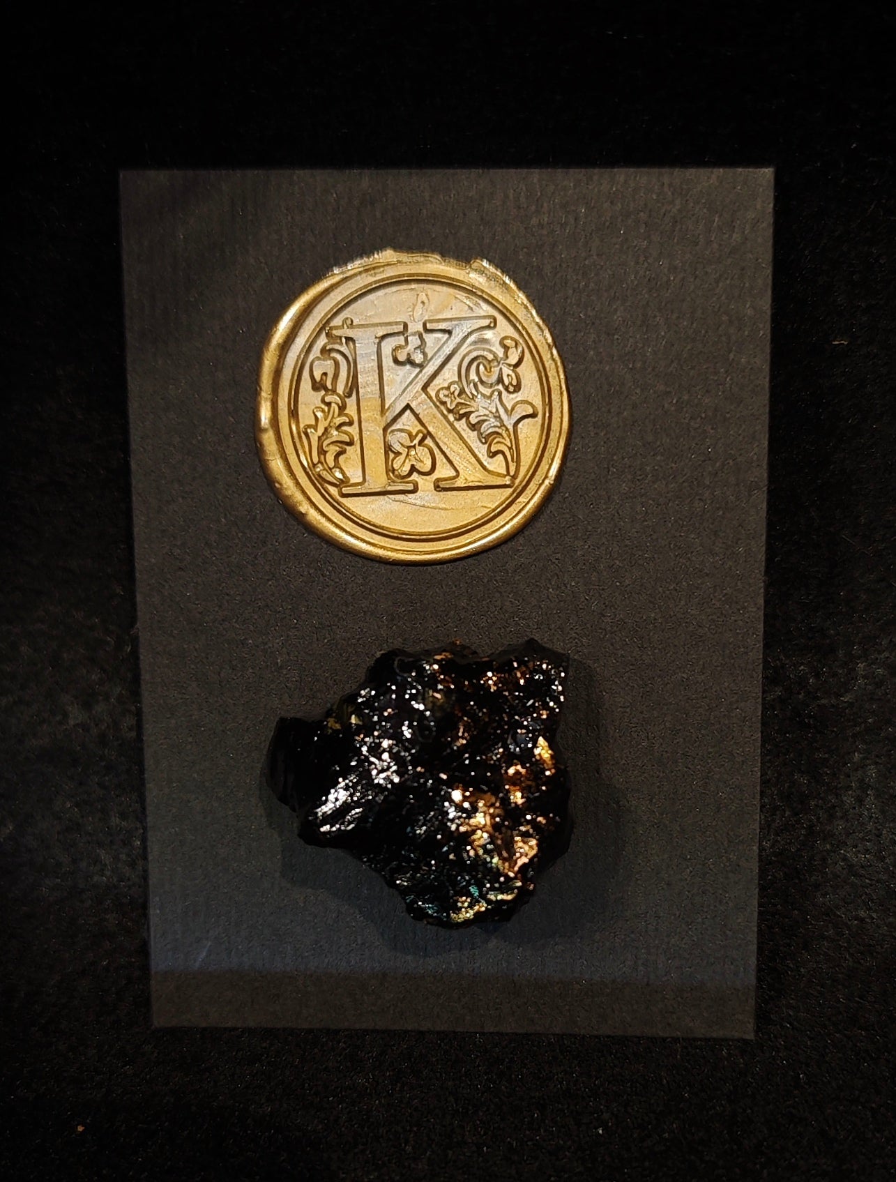 Magnet organske oblike je odlično darilo ter spominek. Izbirate med črnim, rose gold, srebrnim in zlatim dodatkom. Magnet je mogoče uporabiti kot magnet ali kot drobno broško, kajti pritrdi se z dodatno ploščico, ki ga drzi na mestu. Aranžiran na darilnem kartončku na katerega z lahkoto dopišete vase posvetilo ob obdaritvi.
Drobno darilo ali spominek na Slovenijo, kajti resnično podarite košček naše dežele.
Vsak kos je neponovljiv v svoji obliki.
Kot darilo je magnetu dodana zgodba o premogu, ki obr
