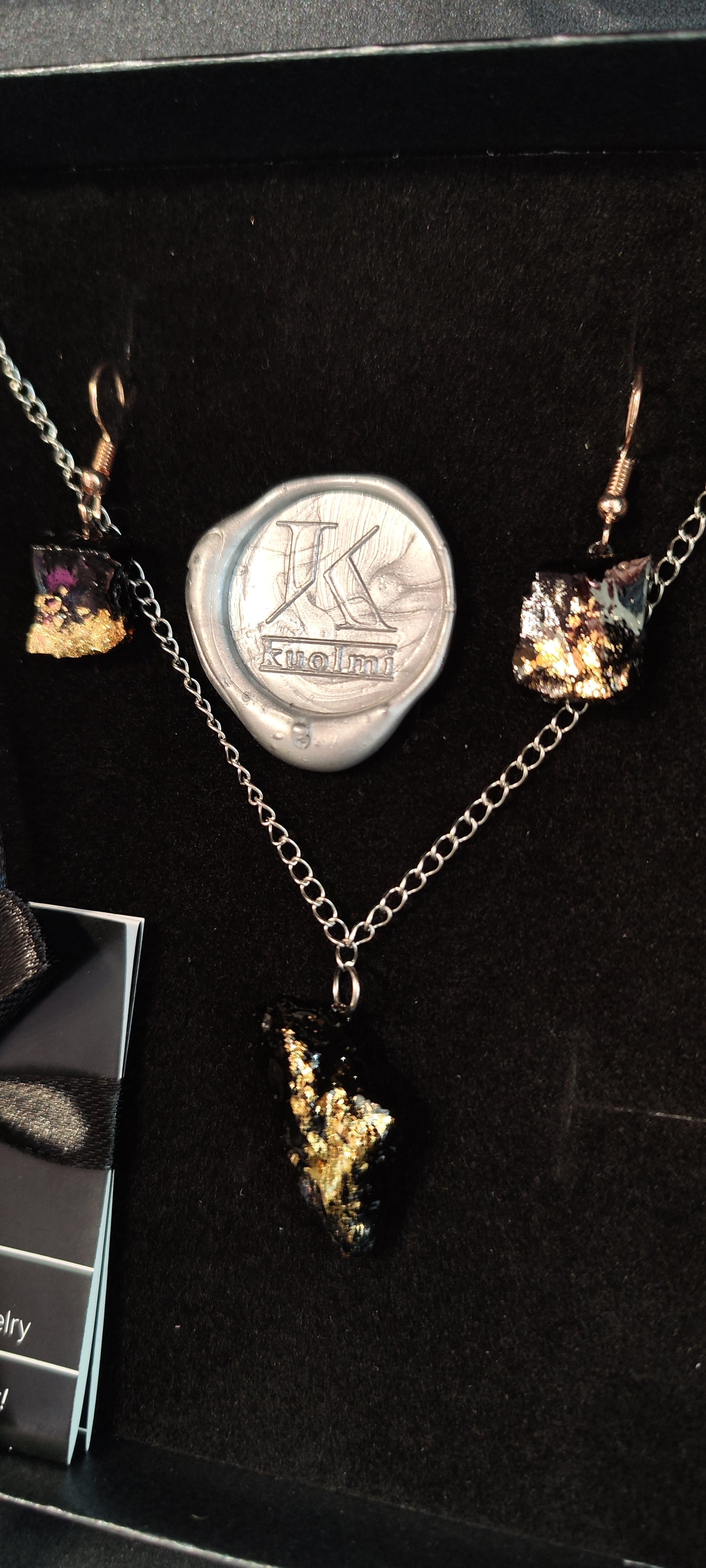 Complete KUOLMi with dangling earrings