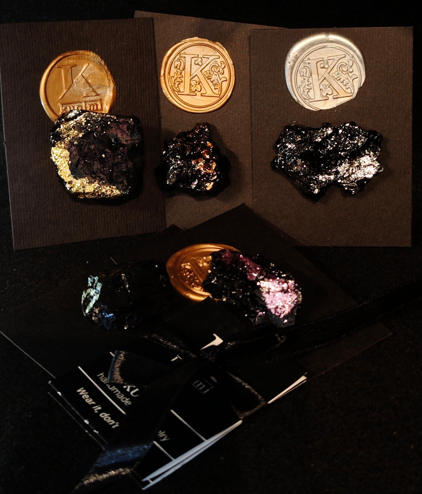 Magnet organske oblike je odlično darilo ter spominek. Izbirate med črnim, rose gold, srebrnim in zlatim dodatkom. Magnet je mogoče uporabiti kot magnet ali kot drobno broško, kajti pritrdi se z dodatno ploščico, ki ga drzi na mestu. Aranžiran na darilnem kartončku na katerega z lahkoto dopišete vase posvetilo ob obdaritvi.
Drobno darilo ali spominek na Slovenijo, kajti resnično podarite košček naše dežele.
Vsak kos je neponovljiv v svoji obliki.
Kot darilo je magnetu dodana zgodba o premogu, ki obr
