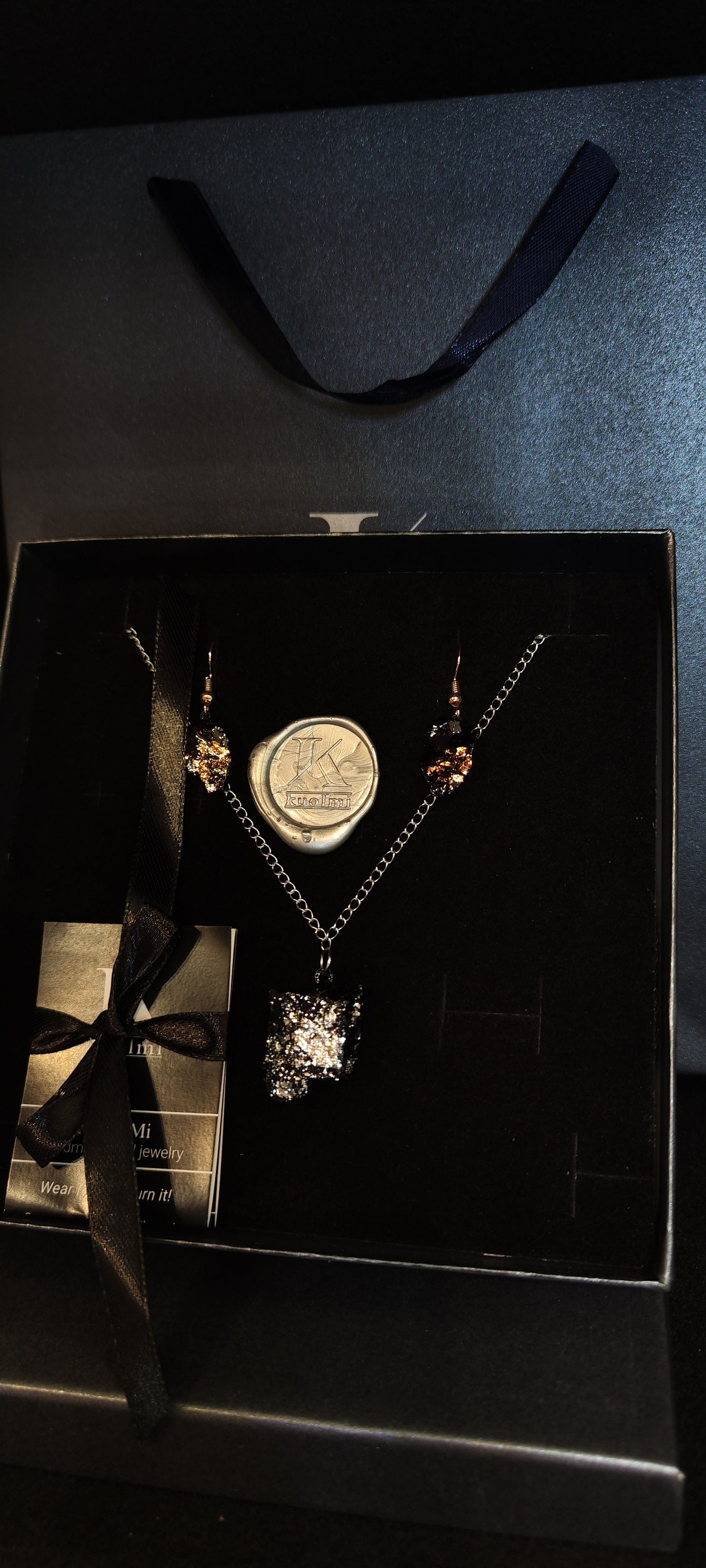 Complete KUOLMi with dangling earrings
