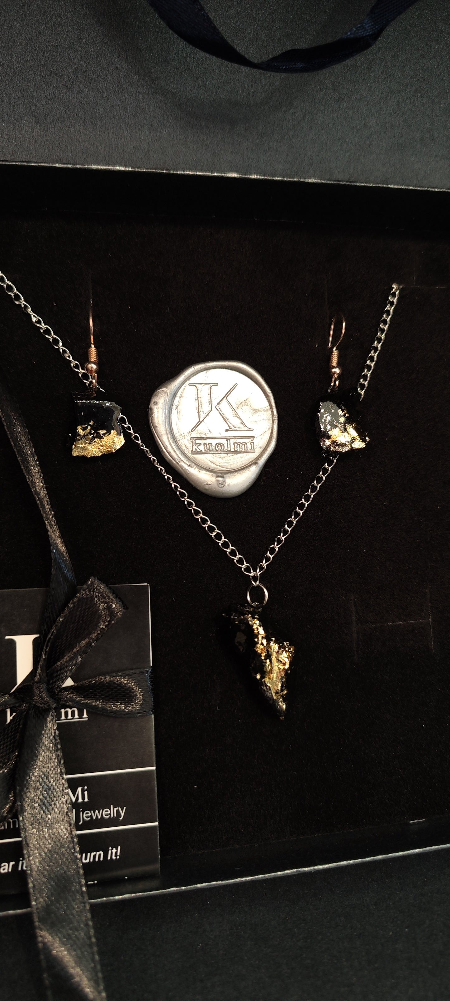 Complete KUOLMi with dangling earrings