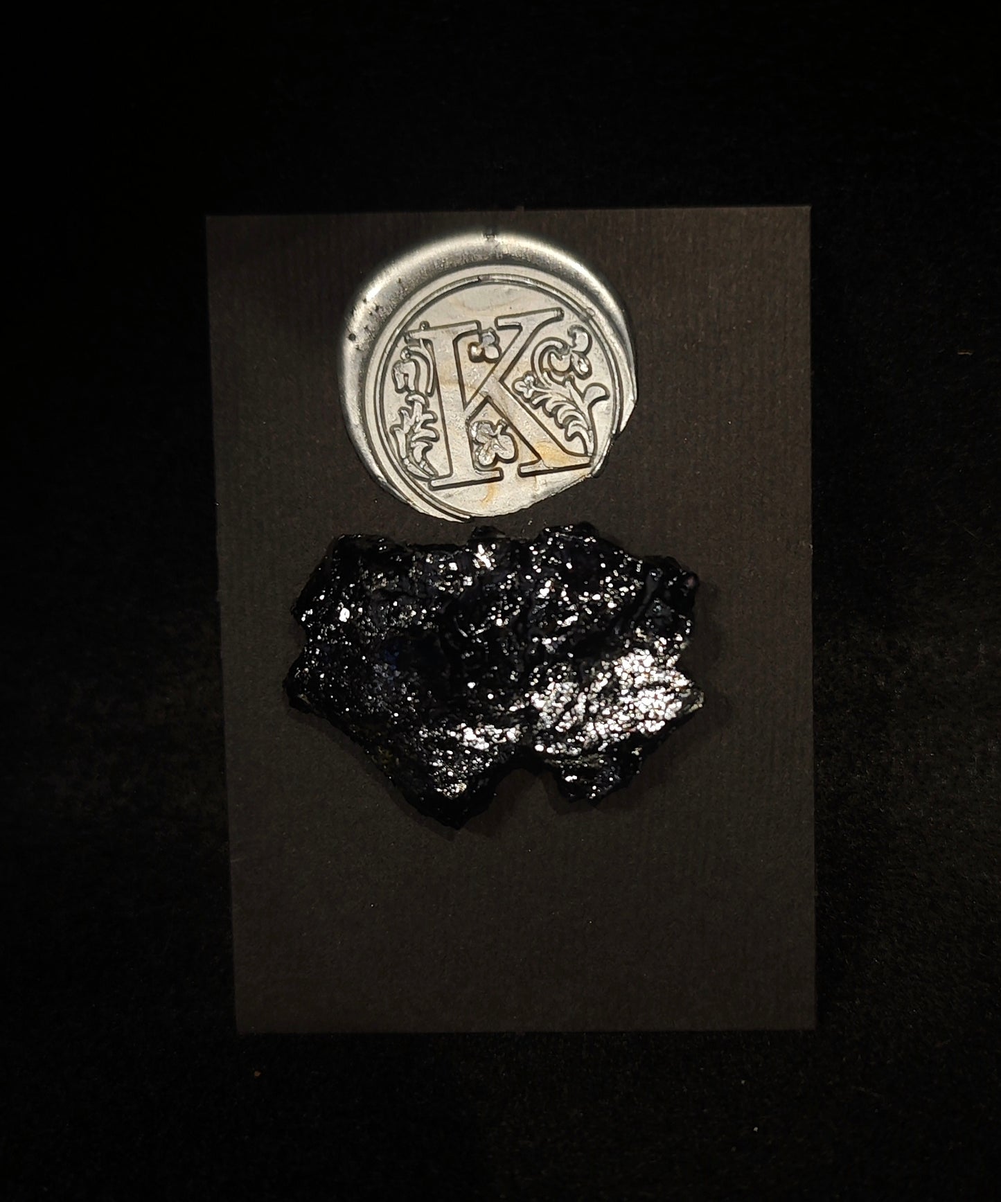 Magnet organske oblike je odlično darilo ter spominek. Izbirate med črnim, rose gold, srebrnim in zlatim dodatkom. Magnet je mogoče uporabiti kot magnet ali kot drobno broško, kajti pritrdi se z dodatno ploščico, ki ga drzi na mestu. Aranžiran na darilnem kartončku na katerega z lahkoto dopišete vase posvetilo ob obdaritvi.
Drobno darilo ali spominek na Slovenijo, kajti resnično podarite košček naše dežele.
Vsak kos je neponovljiv v svoji obliki.
Kot darilo je magnetu dodana zgodba o premogu, ki obr