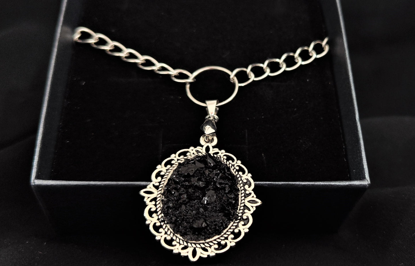 nakit KUOLMi, premog, nakit iz premoga, choker, memories, obesek, jeklo, ročno delo, handmade, marjeta hribar