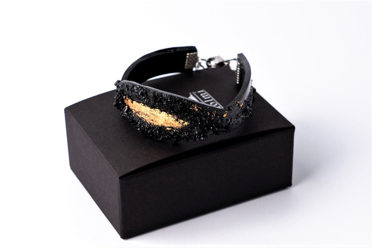 The KUOLMi Rosegold bracelet is made of 10 million-year-old coal. Due to its black luster and special organic shape, you will be noticed at all times. This bracelet will instantly upgrade your styling. A statement piece that combines edgy attitude and high fashion. You can choose a different style every day and upgrade it with this bracelet. You will rock them all- formal dress and high heels or something casual. This bracelet goes great with high heels, flip flops, and everything in between.