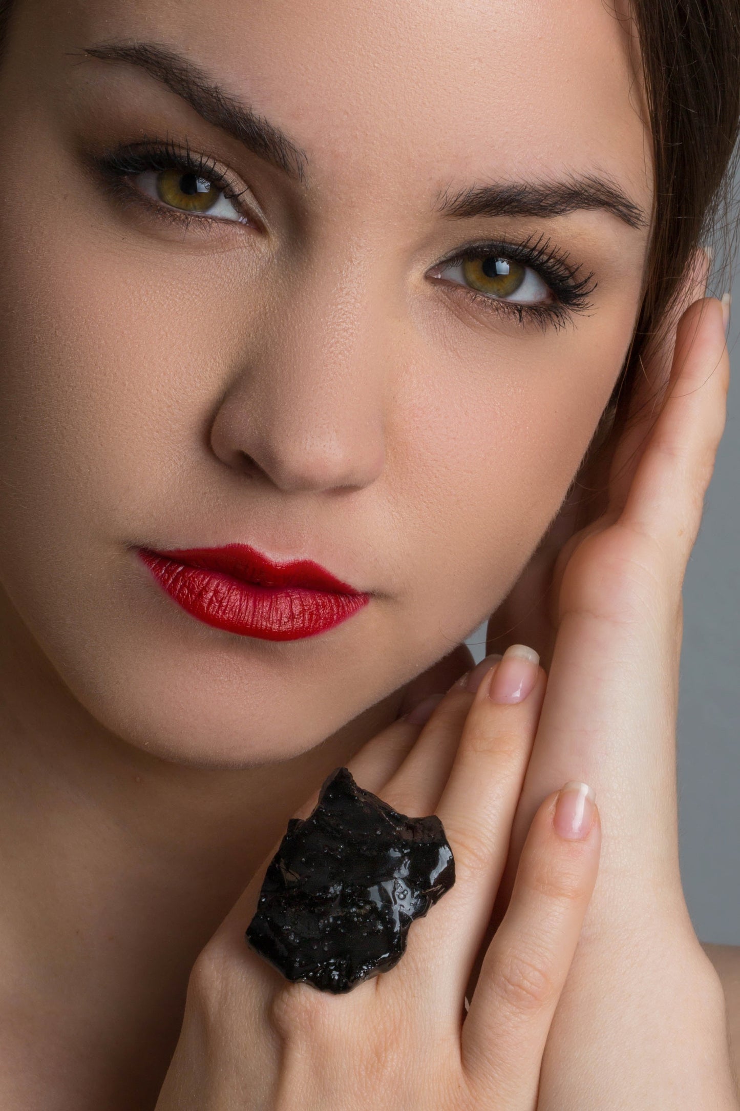 The KUOLMi handmade ring is a fantastic accessory that makes the look perfect. The 10 million-year-old stone will shine on your hand with all its brilliance. The ring is made of coal and stainless steel. It is adjustable in size. The image is symbolic because each piece is handmade, unrepeatable, and unique. The ring is packaged in gift packaging with an added description of the coal story.