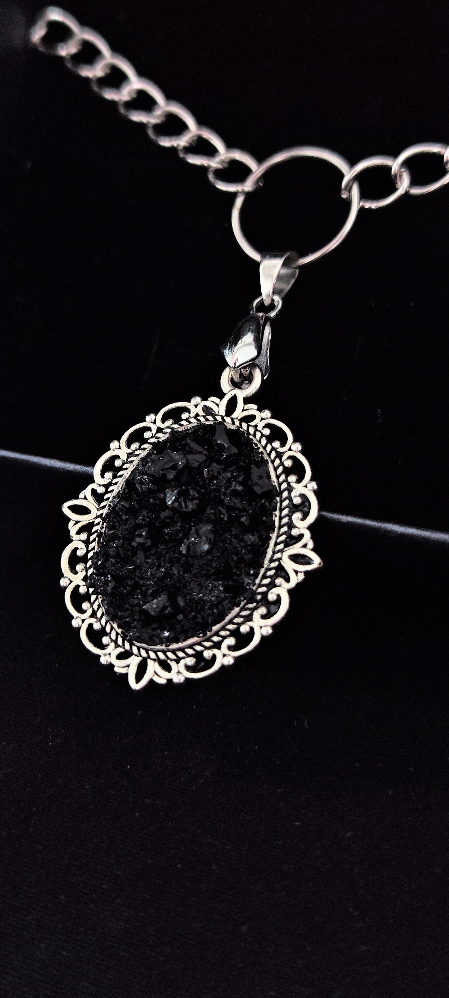 nakit KUOLMi, premog, nakit iz premoga, choker, memories, obesek, jeklo, ročno delo, handmade, marjeta hribar