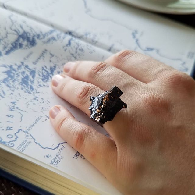 The KUOLMi handmade ring is a fantastic accessory that makes the look perfect. The 10 million-year-old stone will shine on your hand with all its brilliance. The ring is made of coal and stainless steel. It is adjustable in size. The image is symbolic because each piece is handmade, unrepeatable, and unique. The ring is packaged in gift packaging with an added description of the coal story.
