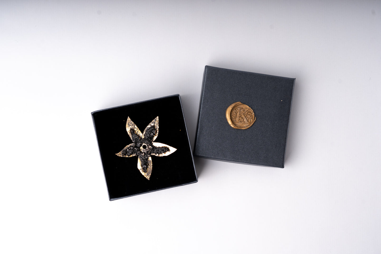 Broška Rose v zlati, rosegold srebrni in lila barvi izdelana iz premoga in popoln modni dodatek