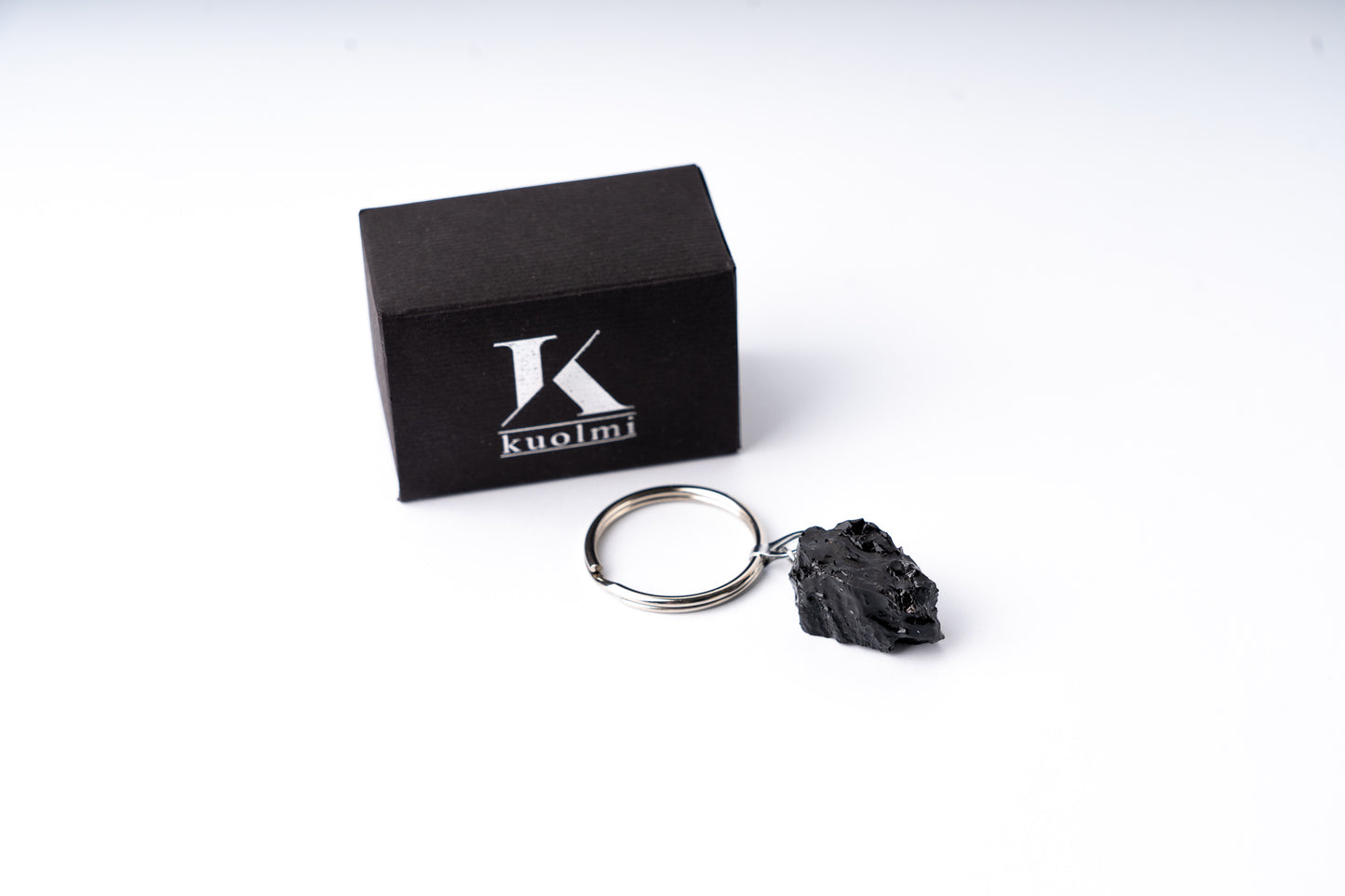 The KUOLMi keyring is the perfect accessory and gift. Each product is unique. The product photo shown here can only be understood as an example. The appearance of your stone will always differ from the figure shown here. But we always choose a beautiful stone for you. Packed in gift packaging. A description of the coal from which the keyring is made is added as a gift. Perfect gift for every man.