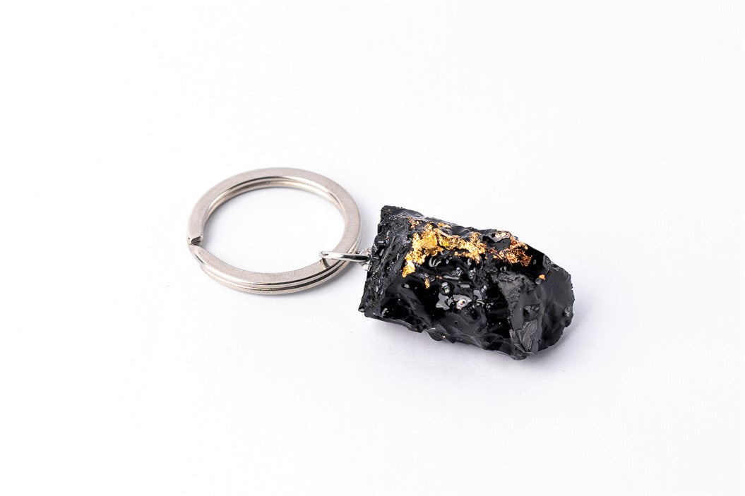 The KUOLMi keyring is the perfect accessory and gift. Each product is unique. The product photo shown here can only be understood as an example. The appearance of your stone will always differ from the figure shown here. But we always choose a beautiful stone for you. Packed in gift packaging. A description of the coal from which the keyring is made is added as a gift. Perfect gift for every man.