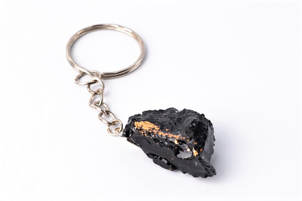 The KUOLMi keyring is the perfect accessory and gift. Each product is unique. The product photo shown here can only be understood as an example. The appearance of your stone will always differ from the figure shown here. But we always choose a beautiful stone for you. Packed in gift packaging. A description of the coal from which the keyring is made is added as a gift. Perfect gift for every man.