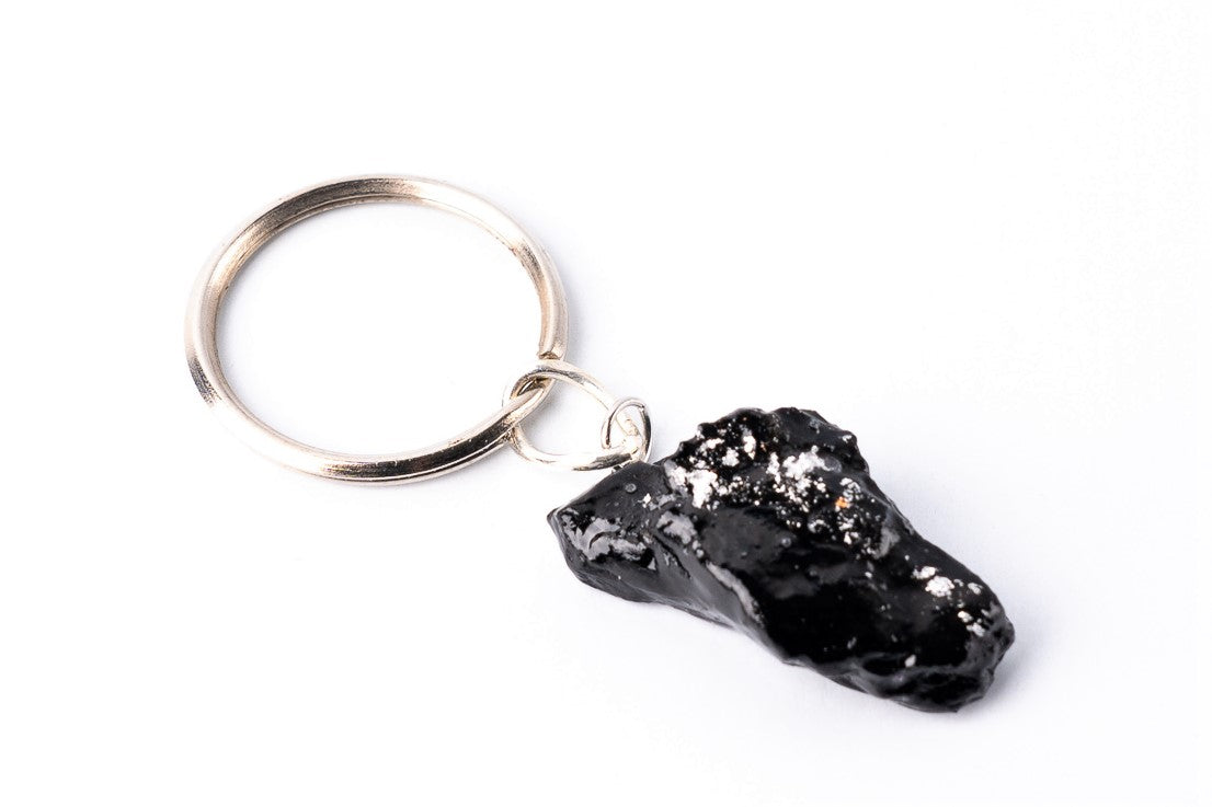 The KUOLMi keyring is the perfect accessory and gift. Each product is unique. The product photo shown here can only be understood as an example. The appearance of your stone will always differ from the figure shown here. But we always choose a beautiful stone for you. Packed in gift packaging. A description of the coal from which the keyring is made is added as a gift. Perfect gift for every man.