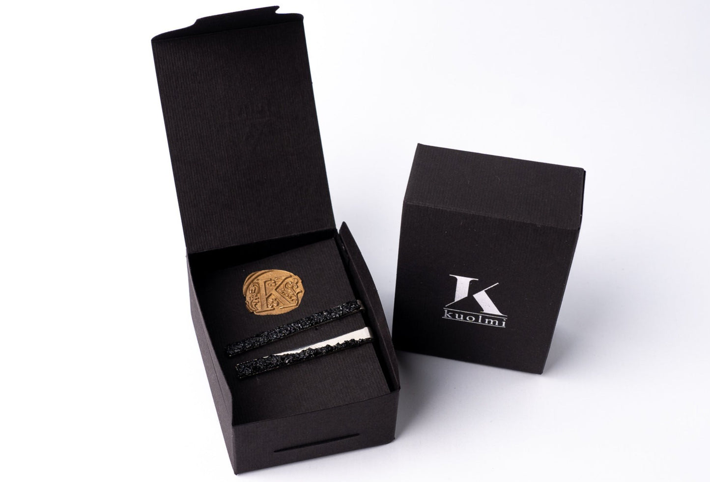 KUOLMI tie clip with real coal in combination with stainless steel. Perfect FOR HIM. Packed in gift packaging, a description of the coal from which the tie clip is made is added as a gift.
