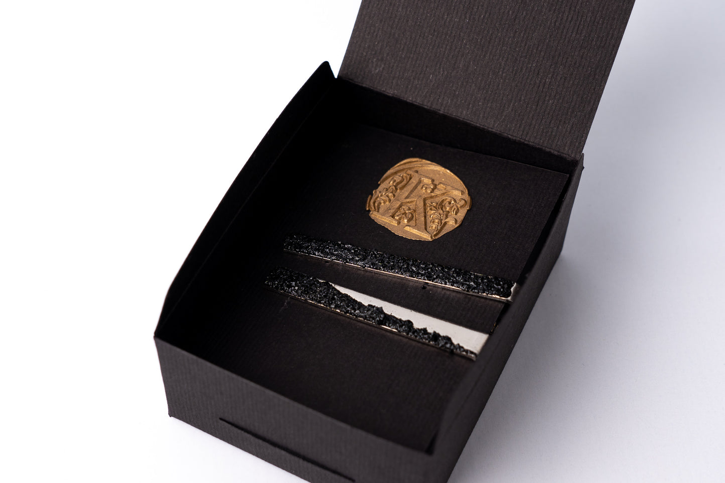 KUOLMI tie clip with real coal in combination with stainless steel. Perfect FOR HIM. Packed in gift packaging, a description of the coal from which the tie clip is made is added as a gift.
