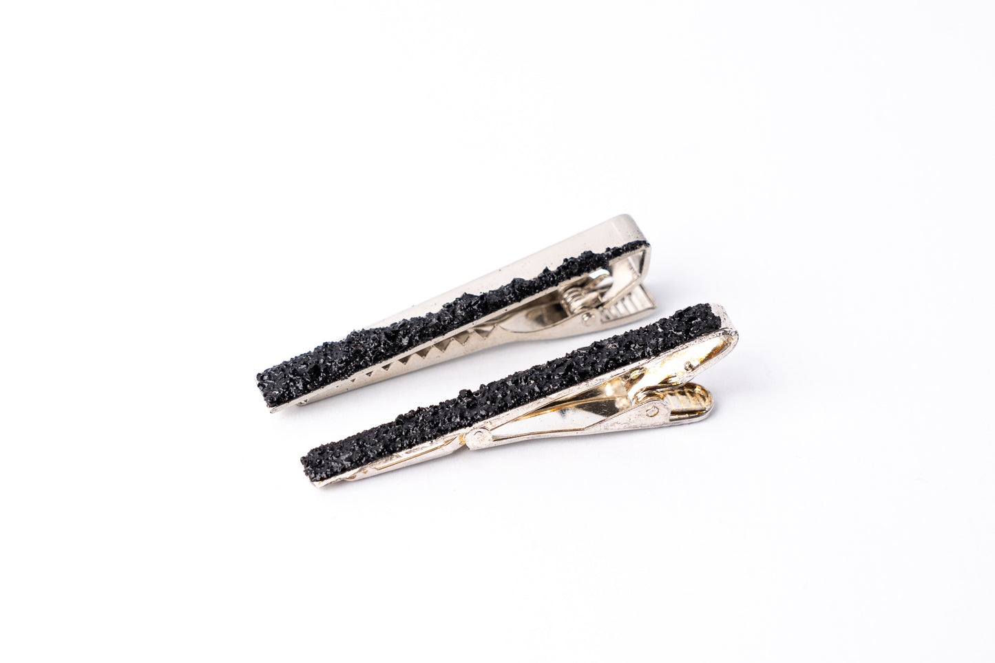 KUOLMI tie clip with real coal in combination with stainless steel. Perfect FOR HIM. Packed in gift packaging, a description of the coal from which the tie clip is made is added as a gift.